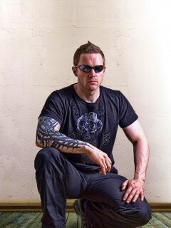 Парень с татуировкой обои