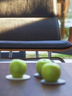 Яблоки на столе обои