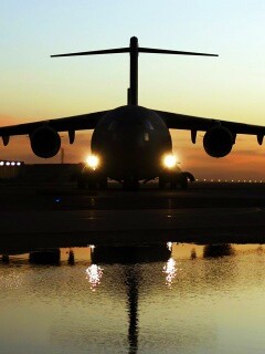 Самолет на взлетной полосе обои