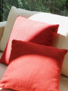 Красные подушки обои