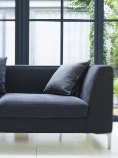 Диван в комнате обои