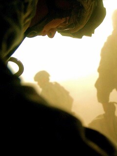 Солдаты выходят из броневика обои