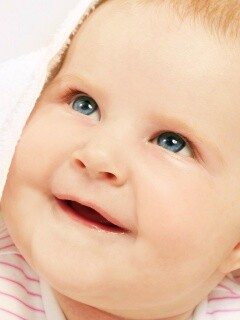 Малыш под полотенцем обои