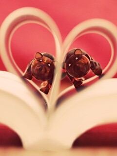 Фигурки мишек в книге обои