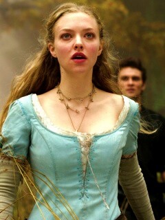 Аманда Сейфрид в Красной Шапочке обои