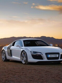 Белоснежная Ауди Р8 в пустыне обои