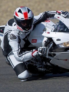 Байкер в белой экиперовкена Априлия РСВ4 обои