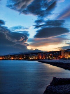 Красивый закат над городом у моря обои