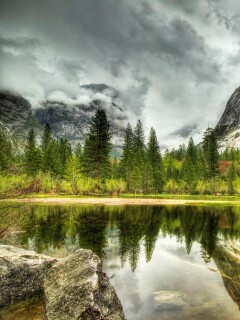 Красивый вид на маленькое горное озеро обои