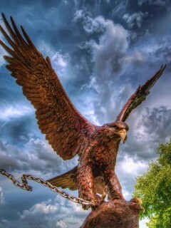 Скульптура орла с цепью в когтях обои