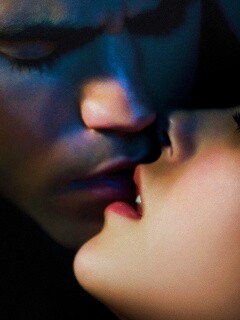 Поцелуй из Дневников Вампира обои