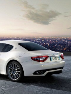 Maserati Granturismo на фоне города обои