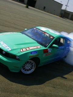 Мустанг дрифтует обои