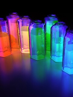 Баночки с цветными жидкостями обои