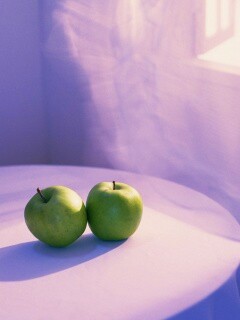 Яблоки на столе перед окном обои