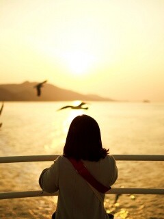 Девочка глядит на озеро обои