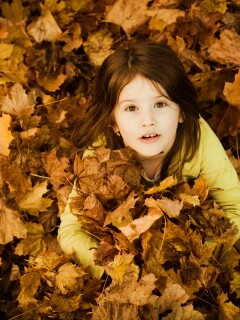 Девочка и осень обои