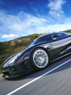 Автомобиль Koenigsegg мчится по трассе обои