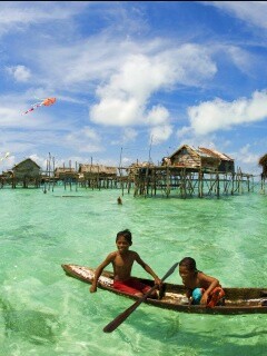 Дети в лодке у поселения туземцев обои