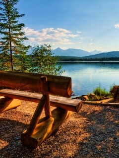 Деревянная скамья на берегу озера обои