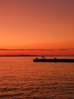 Одинокая пристань на озере обои