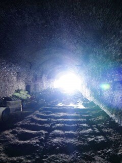 Захламленный тоннель обои