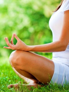 Девушка медитирует в позе лотоса на траве обои