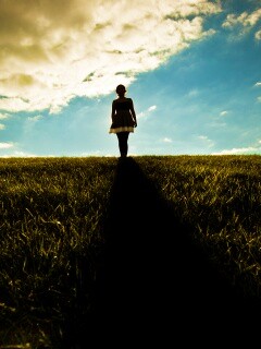 Силуэт девочки на поле обои