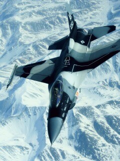 Истребитель над снежными пиками гор обои