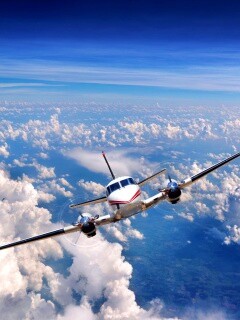 Самолет над облаками обои