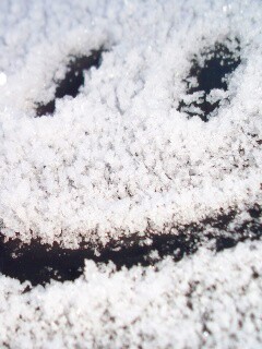 Смайлик на заснеженном стекле обои