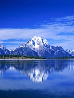 Вид на горы за озером обои