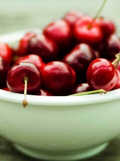 Миска спелой черешни обои