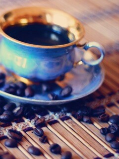 Чашка кофе и немного зерен обои