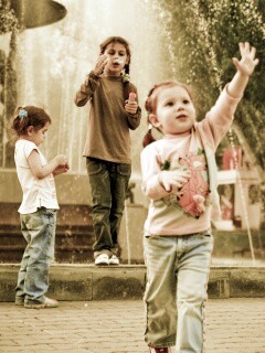 Дети у фонтана обои