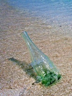 Бутылка в песке у воды обои