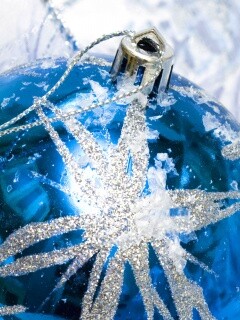 Синий елочный шар обои