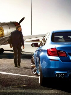 BMW F10 M5 на аэродроме обои