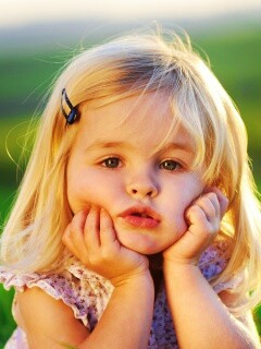 Малышка грустит обои