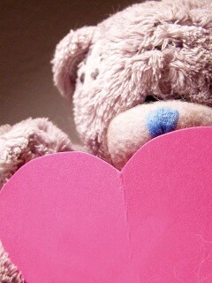 Мишка с сердцечком обои