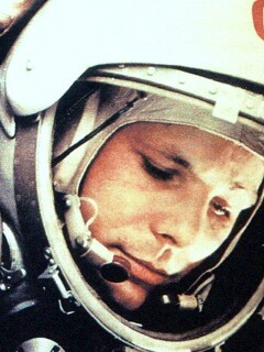 Юрий Гагарин в скафандре обои