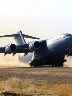 Грузовой самолёт на посадке обои