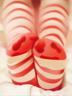 Ножки в полосатых чулках обои