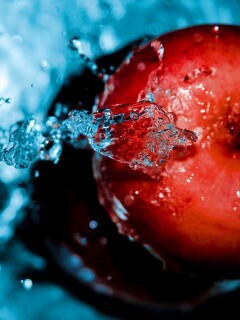 Брызги на яблоке обои