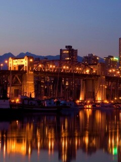 Мост и катера на закате обои