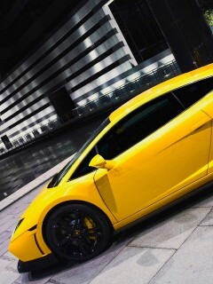 Желтая ламборджини в автосалоне обои