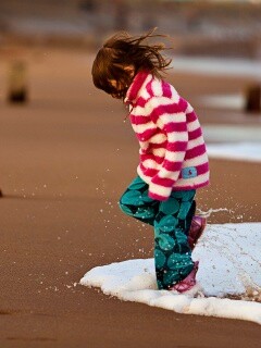 Ребенок и волна обои