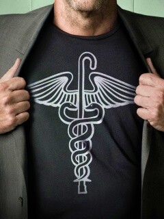 Футболка со змеями и тростью обои