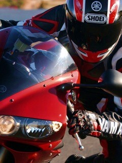 Мотоциклист на красной ямахе обои