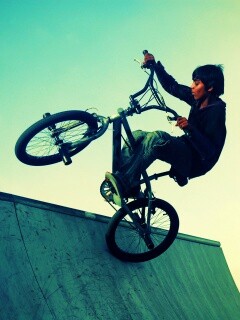 Мальчик на рампе обои